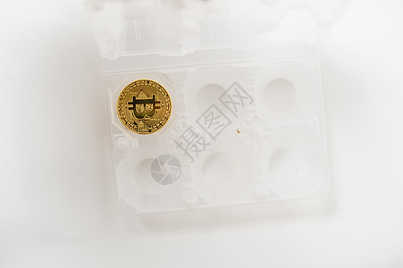 Bitcoin 电子硬币在鸡蛋持有者体内 白背景电子商务大理石经济网络现金交换密码区块链市场技术图片