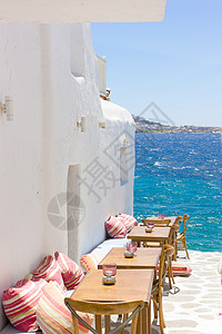 希腊米科诺斯一家餐厅的餐桌图片
