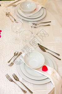 带有鲜花的新婚桌盘子婚礼装饰桌子花朵家具表组图片