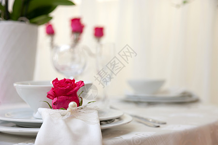 带有鲜花的新婚桌桌子婚礼盘子家具花朵表组装饰图片