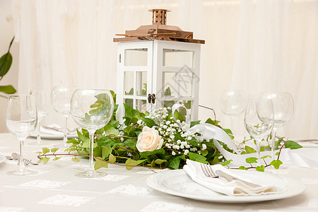 带有鲜花的新婚桌桌子婚礼装饰表组盘子家具花朵图片