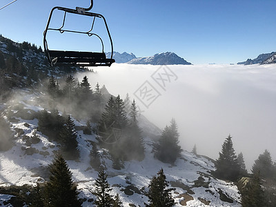 冬季阿尔卑斯山娱乐晴天松树风景雪堆季节顶峰蓝色房子小木屋图片