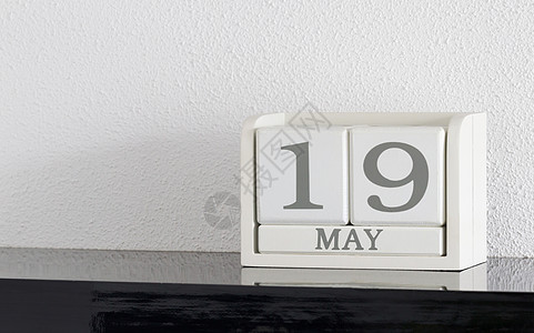 5月日历5月19日和5月19日及历史死亡框架会议反射派对假期白色日历黑色背景