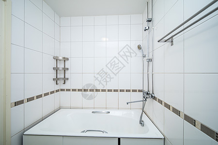 小型米油洗手间公寓地面建筑散热器浴缸房间龙头毛巾架镜子褐色图片