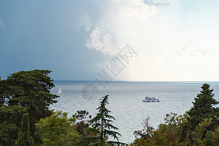 夏季的两艘白色船只在倾覆日高清图片