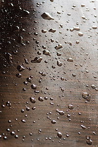 黑色背景上的水滴 宏观雨滴天气飞沫玻璃墙纸气泡反射圆圈雨水水分图片