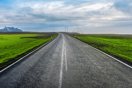 一条长长的直路和蓝色的天空场景孤独街道地平线速度沥青自由国家车道公路图片