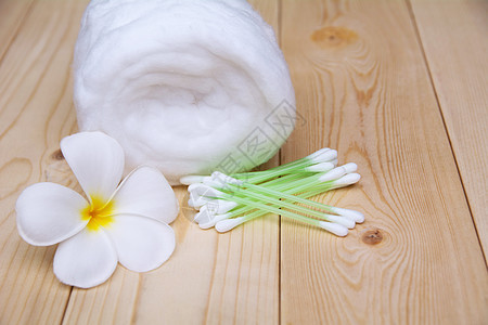 白棉芽 棉花卷和白花在木制树上图片