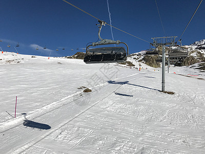 冬季阿尔卑斯山风景季节蓝色娱乐小木屋滑雪树木晴天建筑高山图片