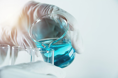 带有含液体的玻璃实验室化学测试管的研究员药店蓝色微生物学生物科学家器皿化学家管子实验诊所图片