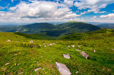 山坡上有大量巨石的喀尔巴阡山藻草甸子地面爬坡道岩石上坡山脊天空石头土地环境背景图片