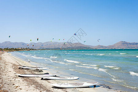 Alcudia Mallorca-在美丽的Alcudi海滩上玩着石器图片