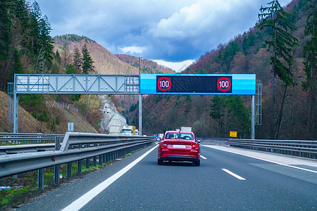 全球直采公路上现代LED的交通标志 红色汽车 道路上的卡车丘陵驾驶沥青指导场景路线街道山脉小路旅游背景