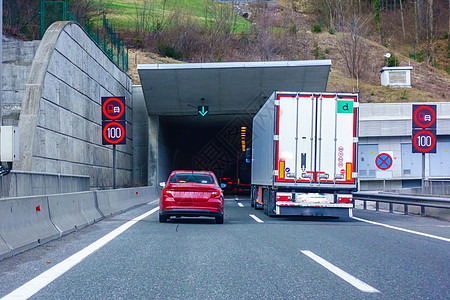 公路上现代LED的交通标志 红色汽车 道路上的卡车技术路线场景运输指导山脉驾驶车辆丘陵街道图片