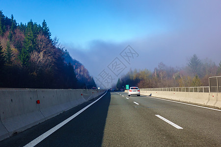 全球直采斯洛文尼亚Maribor和Ljubljana之间的A1公路交通运输沥青场景旅游丘陵旅行小路技术车辆路线背景