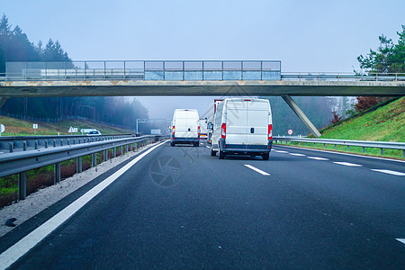 斯洛文尼亚Maribor和Ljubljana之间的A1公路交通汽车小路旅游山脉技术车辆农村旅行丘陵运输图片