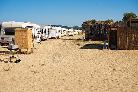 沙滩烧烤沙滩上露营点和大篷车 在沙滩上露营 黑海 保加利亚背景