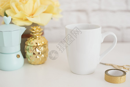 杯子样机 咖啡杯模板 咖啡杯印刷设计模板 白色杯子样机 空白的杯子 风格化库存产品图像 风格图库摄影加奶咖啡杯和玫瑰花横幅菠萝蓝图片