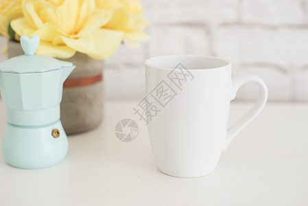 白色马克杯样机杯子样机 咖啡杯模板 咖啡杯印刷设计模板 白色杯子样机 空白的杯子 风格化库存产品图像 风格图库摄影加奶咖啡杯和玫瑰花小样桌子推背景