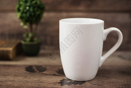 杯子样机 咖啡杯模板 咖啡杯印刷设计模板 白色杯子样机 旧书和花 木制背景 空白的杯子 样机样式股票产品图片花瓶艺术咖啡饮料照片图片