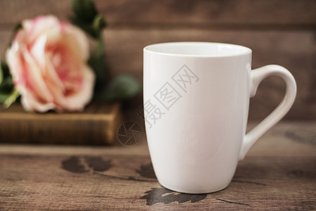 杯子样机 咖啡杯模板 咖啡杯印刷设计模板 白色杯子样机 旧书和花 木制背景 空白的杯子 样机样式股票产品图片时间桌子花束咖啡库存图片