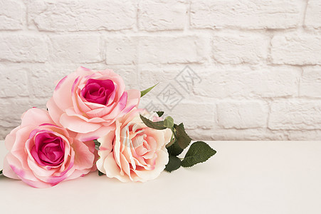 粉红玫瑰模型 称呼图库摄影 花卉风格的墙模型 玫瑰花样机 情人节母亲节贺卡 礼品卡 白桌样机花朵桌子艺术照片打印金子框架装饰咖啡图片