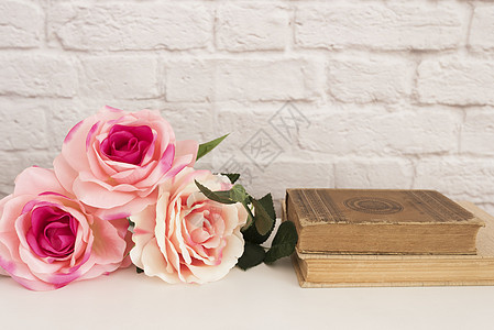 粉红玫瑰模型 称呼图库摄影 花卉框架 风格的墙模型 玫瑰花样机 旧书 情人节母亲节贺卡 礼品卡 白桌样机图片
