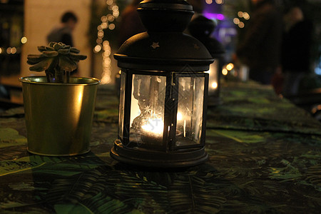 绿灯笼里面有蜡烛背景图片