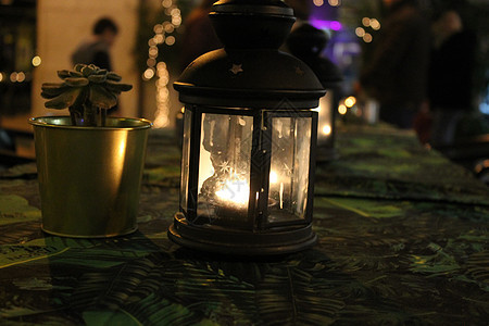 绿灯笼里面有蜡烛背景图片