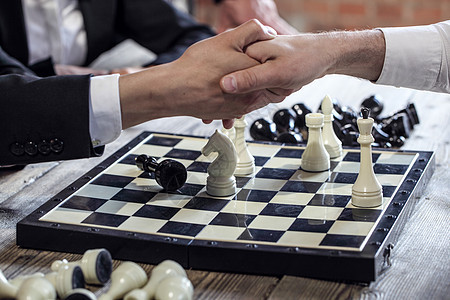 人们在棋盘上握手玩家领导者战略木板商业团体领导人士游戏成就图片
