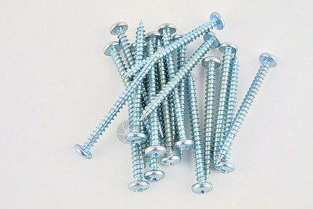 一组用于在白色背景上施工的螺钉 金属螺钉 铁螺钉 镀铬螺钉 作为背景的螺钉 木螺钉 特写宏观紧固件工程机器团体工具线程机械指甲螺图片