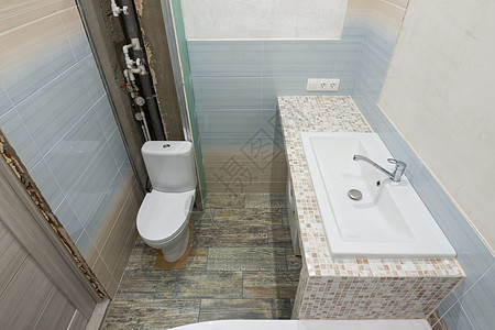 洗手间修理 卫生间和洗浴盆的顶部视图图片