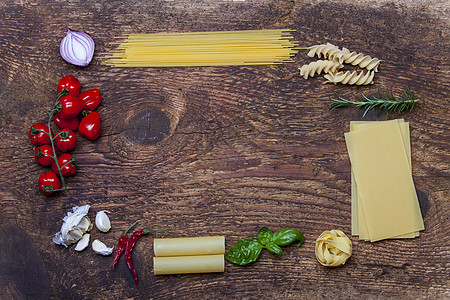 由意大利面和成分制成的框架烹饪面条木头黑板木板胡椒美食洋葱食物螺旋桨图片