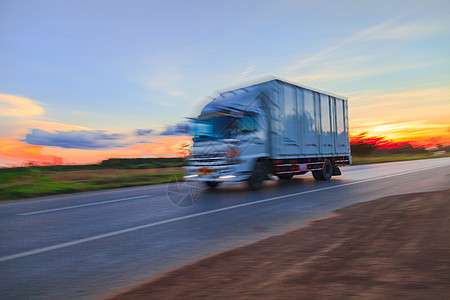 黄昏时公路上的卡车车轮闪光运输运动速度货运后勤汽车沥青车辆货物天空图片