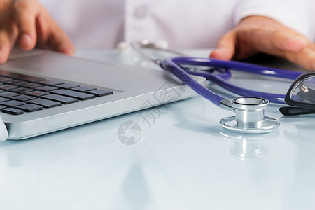 医疗保健和医学 有听诊器和笔记本电脑的医生d图片