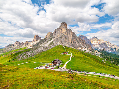 Dolomites 或意大利多洛米提山的Gusela山国家草地岩石远足高山蓝色小路旅游小屋全景图片