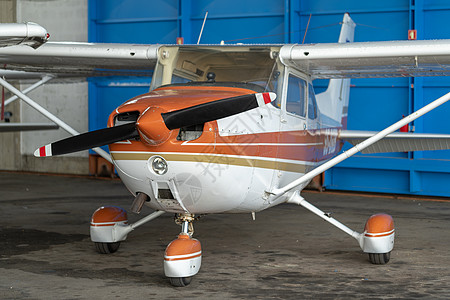 小型运动飞机停在机库 特写空气飞行运输飞行员学校跑道旅行机场机身天空图片