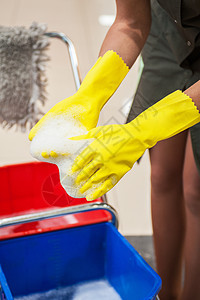 清洁概念照片扫帚职业市场工人女士塑料地面危险事故洗涤剂图片