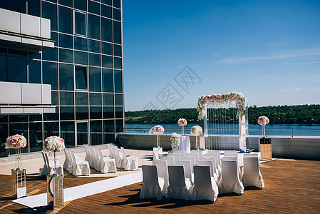 婚礼的装饰和结婚仪式的拱门海滩木头奢华椅子花朵婚姻派对桌子玫瑰风格图片