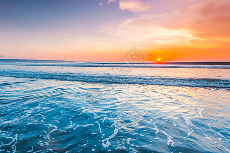 辐射海滨日落地平线蓝色天空日落旅行橙子假期热带粉色海浪图片