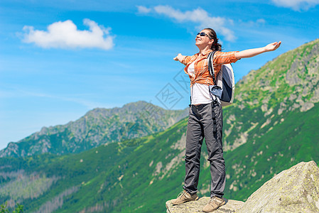 一位带着背包的游客 在美丽的风景背景上图片