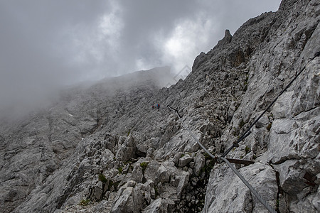 在巴伐利亚的Zugspitze通过绳索头盔登山顶峰马具登山者旅游冒险远足运动图片