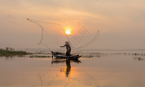 南网钓鱼的渔人轮休赛选手在追上捕鱼传统工作平衡日落环境渔夫资源反射旅行生计背景