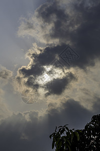 阴暗的天空和雨前剧烈的乌云 印度加尔各答自由黑色天际场景气氛晴天光束蓝天雷雨太阳图片