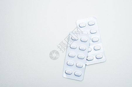 在白色背景上隔离的耐光包装的白色泡罩包装中的药丸 治疗非传染性疾病的药物 老年人疾病 医药行业 药房背景 全球医疗保健概念图片