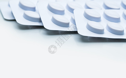 他汀类药丸装在白色泡罩包装中 用于在白色背景下隔离的耐光包装 治疗血脂异常的药物 降脂药丸 他汀类药物 高脂血症 医药行业 药房图片