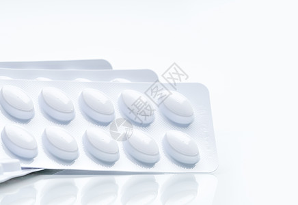 他汀类药丸装在白色泡罩包装中 用于在白色背景下隔离的耐光包装 治疗血脂异常的药物 降脂药丸 他汀类药物 高脂血症 医药行业 药房图片