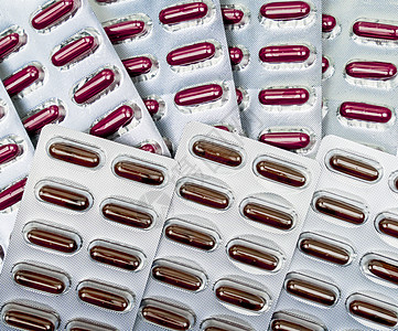 充气袋中的红色胶囊药 维生素和补充剂概念 医药包装工业 药房背景 (单位 美元)图片