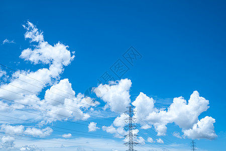 美丽的蓝色天空和高压塔的云彩图片