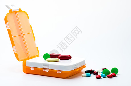 有五颜六色的胶囊药片的橙色药盒在白色背景与拷贝空间隔绝了 在工作或出国旅行概念之前准备药物处方反抗橙子治疗塑料价钱盒子预算抗菌剂图片